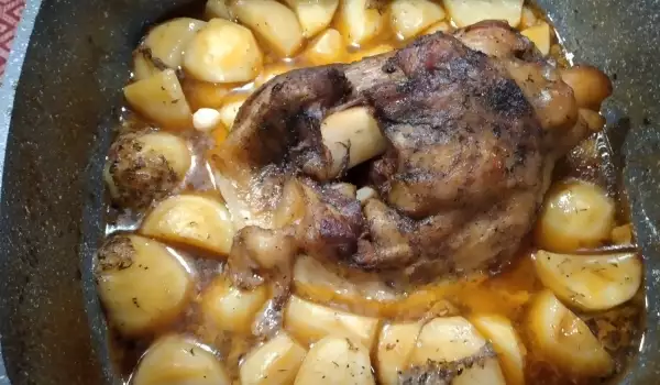 Oven-Baked Pork Shank with Potatoes and Beer